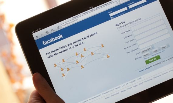 Facebook - R&eacute;seaux sociaux - Leader